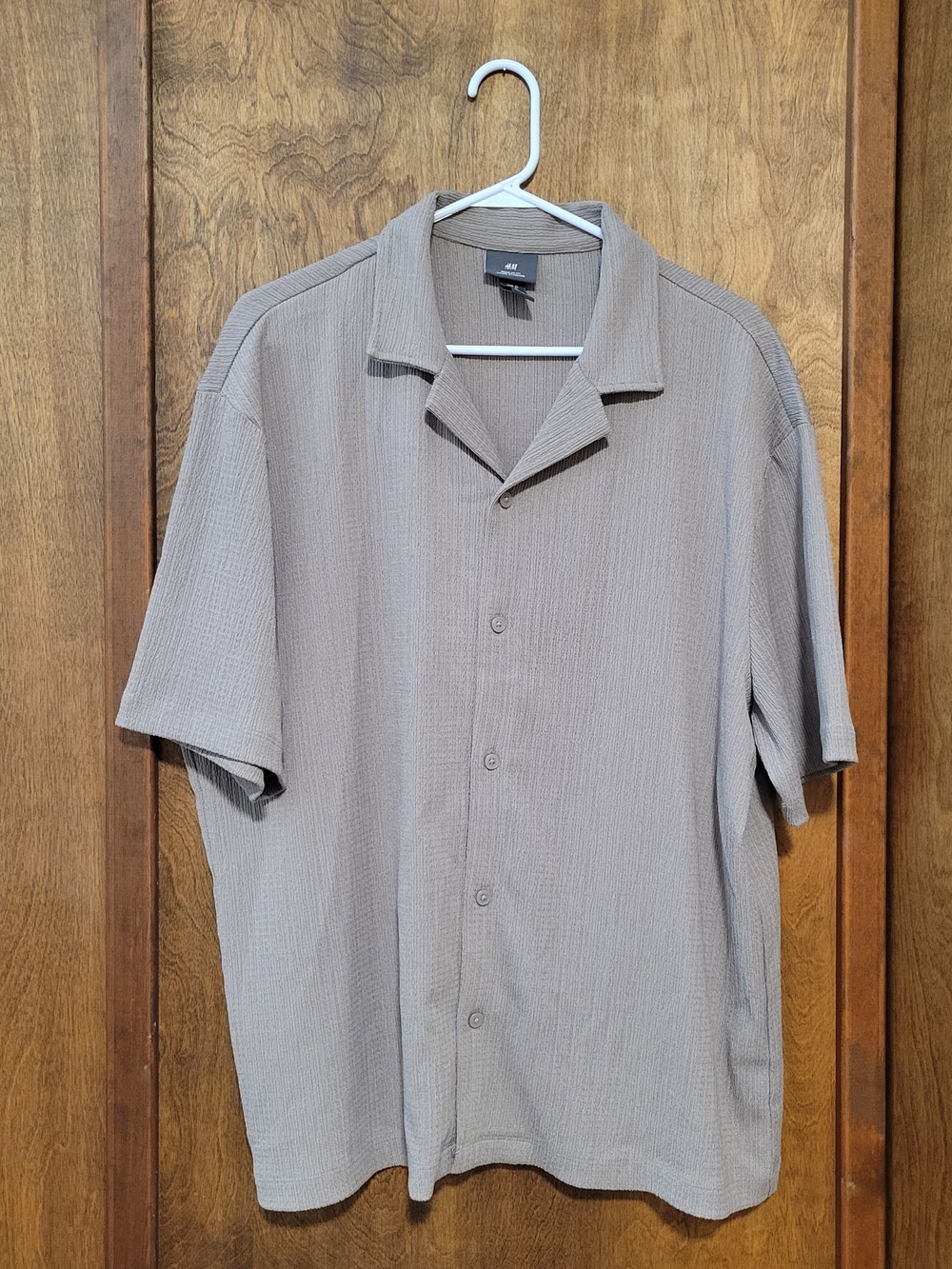 H&M Men's Button-Down Short-Sleeve Shirt in Taupe Gray